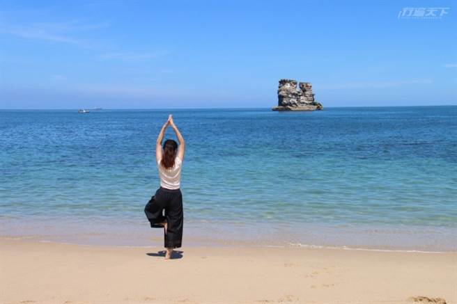 细白的沙滩、湛蓝清澈的海水，烛台海滩有着北台湾少见的海滩美景。(图/行遍天下)