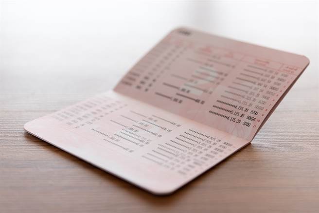 一名男子的存折使用完毕后，便好奇是否要丢弃时，不少人急忙劝他留下来，未来若要查帐、办信用卡或贷款时，非常好用。（图／示意图，达志影像）
