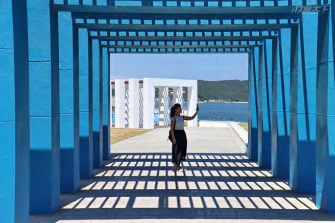 以老旧公园改建的幸福广场，蓝白意象的方形廊道为其特色之一。(图/行遍天下)