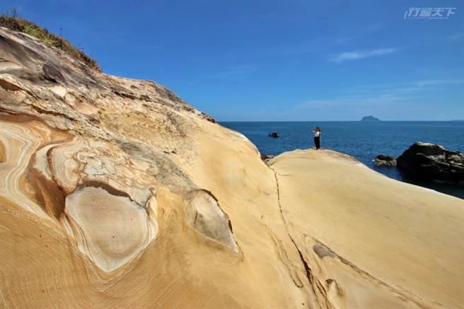 骆驼峰一带的海域有着木纹砂岩地质，十分独特。(图/行遍天下)
