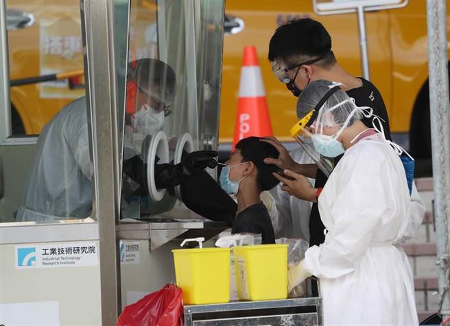 北巿內湖幼兒園教師染疫  新北匡列7人採檢結果出爐。圖為採檢示意圖。（資料照）