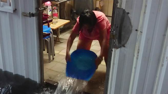 圆规颱风造成台东市中兴路四段民宅淹水。（民眾提供／蔡旻妤台东传真）
