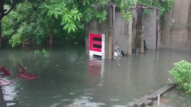 圆规颱风造成台东市中兴路四段民宅淹水。（民眾提供／蔡旻妤台东传真）