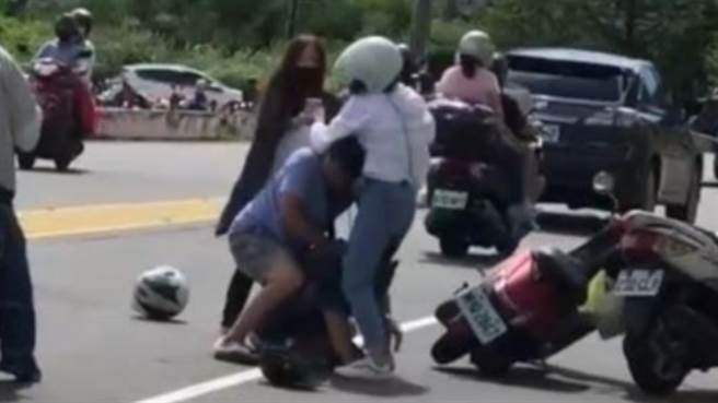 兩名男騎士因行車糾紛上演武打行，雙方妻子見狀亦投入戰局，瞬間演變成「混雙戰」。（圖／翻攝自爆料公社）