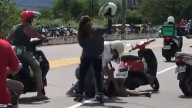 雙方扭打在地，持安全帽互K。（圖／翻攝自爆料公社公開版）
