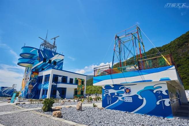 驿站正面彩绘以泰雅族的占卜鸟ssiliq做为主体，咬着希望的种子双脚踏着浪。(图/行遍天下)