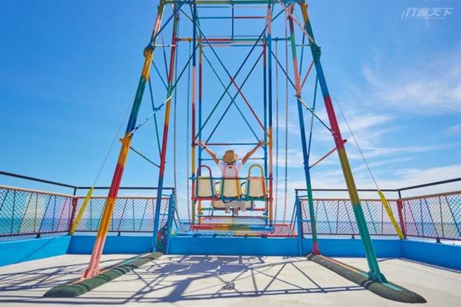 吹着海风，面向大海的Iris秋千，盪越高越放空。(图/行遍天下)