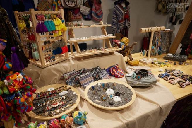 海海市集中的手作小舖贩售着由当地澳花部落的青年所作的特色饰品。(图/行遍天下)