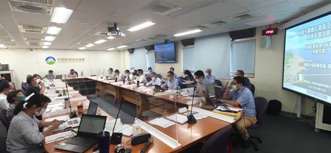 「桃园市观塘工业区工业专用港环境影响说明书环境影响差异分析报告（外推方案）」今天闯关环评专案小组审查。（林良齐摄）