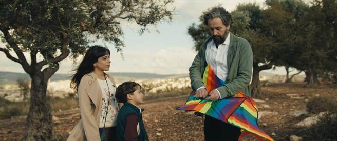 艾朗柯里林的《留待清晨》再次以拿手的諷刺喜劇訴說國族寓言。（金馬執委會提供）