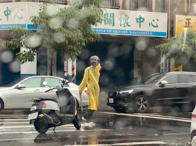 余姓男子持西瓜刀站在路口吓坏往来民眾。（图／翻摄自脸书社团我是万华人）