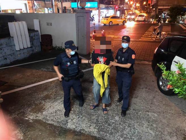 台南市警六分局逮捕涉嫌行窃南区殡仪馆内亡者遗物的嫌犯（中）。（读者提供／洪荣志台南传真）