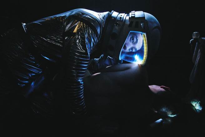 《Kiss》王可元扮演踏上同志三溫暖的太空人。（高雄電影節提供）