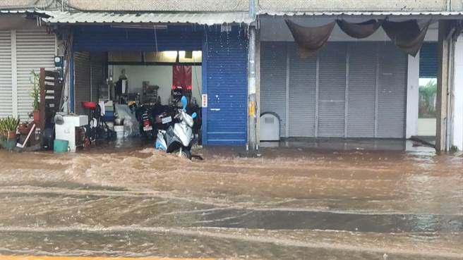 圆规颱风带来致灾雨量，台东台9线绿色隧道积水夹带黄泥，民眾形容道路成了黄河。（蔡旻妤摄）