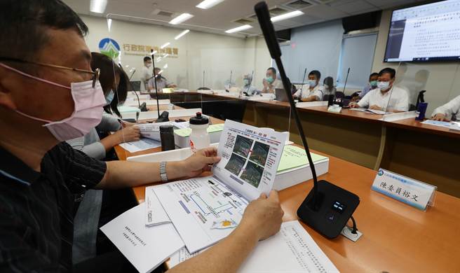 「桃园市观塘工业区工业专用港环境影响说明书环境影响差异分析报告（外推方案）」专案小组初审会议 12日举行，会中邀集专家学者、开发单位、环评委员与地方代表出席，针对藻礁外推的解决方式进行意见的交流。（季志翔摄）