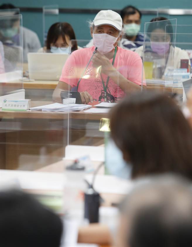 桃园市观塘工业区工业专用港环境影响说明书环境影响差异分析报告（外推方案）」专案小组初审会议 12日举行，藻礁公投发起人潘忠政出席发言。（季志翔摄）