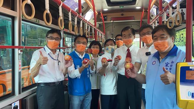 國光客運12日上午11時慶祝30輛電動公車上路，於五股國光客運總站舉辦新車記者會，新北市交通局長鍾鳴時、立法委員洪孟楷、新北市議員陳明義、宋明宗等人到場參加。（戴上容攝）