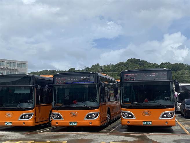 國光客運12日上午11時慶祝30輛電動公車上路，於五股國光客運總站舉辦新車記者會，新北市交通局長鍾鳴時、立法委員洪孟楷、新北市議員陳明義、宋明宗等人到場參加。（戴上容攝）