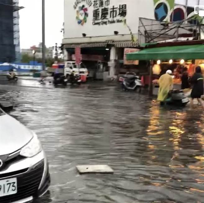 大雨急促，市区重庆市场淹到脚踝，附近区居民直呼太扯。（民眾提供／王志伟花莲传真）