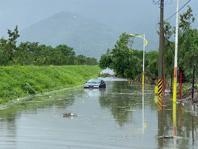 花莲市国福里防汛道路低洼处淹水，一辆小客车已被淹了半个车身。（花莲市公所提供／王志伟花莲传真）