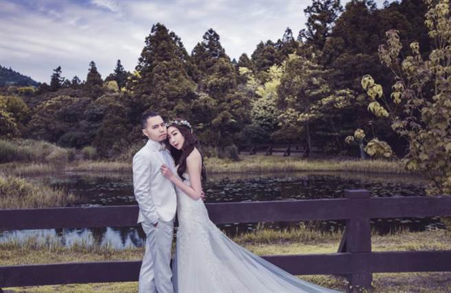 李宓和老公巧思將婚紗照剪成〈原來在身邊〉MV。（法國巴黎/法國巨星提供）