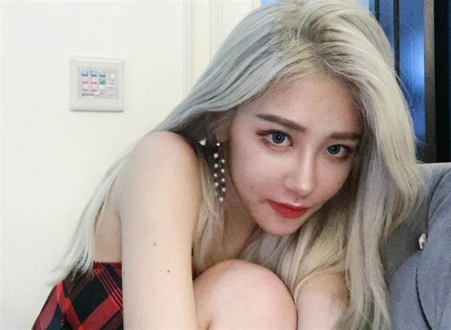 美丽妄娜以魔鬼身材和大方不造作的性格，获得大票网友喜爱。(图/翻摄自美丽妄娜IG)