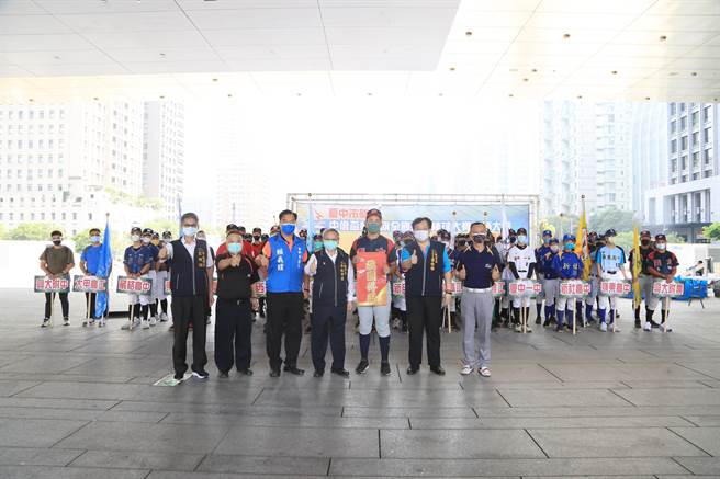 台中市政府教育局12日於市政大樓為西苑高中等22支代表台中市參賽隊伍舉辦授旗典禮暨誓師大會。（盧金足攝）