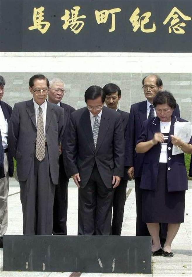 2000年08月31日总统陈水扁（中）与作家柏杨（左）及白色恐怖受难者家属到马场町纪念公园主持落成典礼，在纪念碑碑文前向受难者鞠躬致敬。（洪圣飞摄）