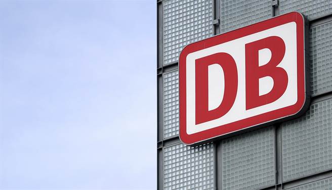 德國鐵路公司與德國工業巨擘西門子推出全球第一輛自動化無人駕駛列車。(圖／美聯社)