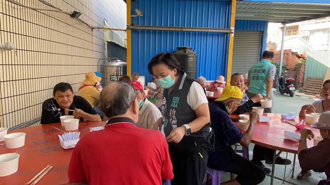 20元的蚵仔麵线找不到，这里的蚵仔麵线，还有猪脚、滷蛋都不用钱，12日彰化县议员，也是民眾党彰化县党部主委张雪如，邀请80位弱势独老、以及街友长者到服务处吃长寿麵线。(吴建辉摄)