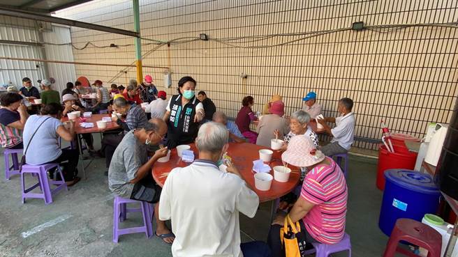 张雪如表示，原本是通知约80位弱势长辈与街友下午4点到服务处，但下午1点左右就有民眾跑来，请中央的长官们看看，社会困苦需要帮助的人到底有多少。(吴建辉摄)