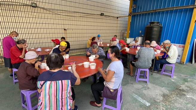 张雪如说，准备300份的蚵仔麵线、100份的猪脚、滷蛋，还有礼券等，有的长辈、街友一吃就是2碗，还不够要打包回去给家人吃，这「20元蚵仔麵线说」带给人们多少启示(吴建辉摄)