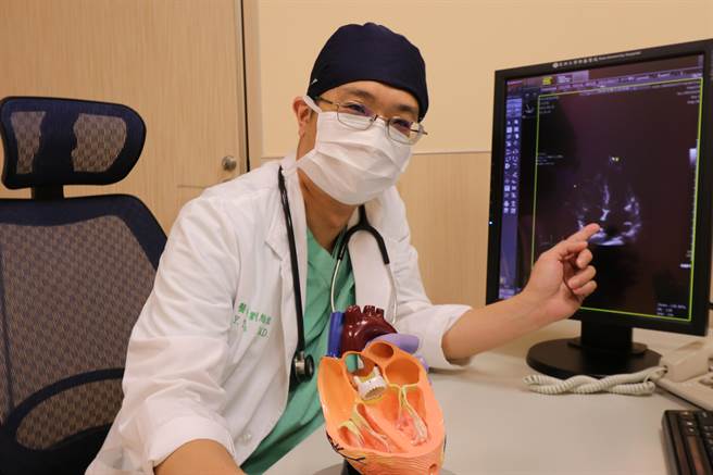 亞大醫院心臟血管外科主任劉殷佐在X光影片指出心臟超音波異常位置。（亞大醫院提供／林欣儀台中傳真）