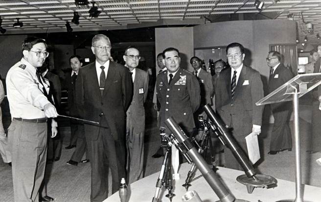 1986年10月09日副总统李登辉（左二）、总统府秘书长沈昌焕（左三），由参谋总长郝柏村上将（右二）等陪同，到松山机场外贸协会展示馆，参观纪念先总统蒋公百年诞辰「国防科技与兵工生产」展览。（中央社记者陈明仁摄）