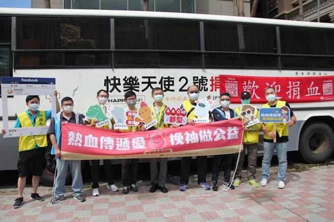 （住宅地震保險基金與國泰世紀產險齊力號召民眾挽袖捐血。圖／業者提供）