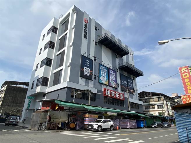 台中國賓戲院座落在忠孝夜市內，去年8月底才正式對外營業，未料竟在開幕一年多因疫情要暫停營業。（馮惠宜攝）