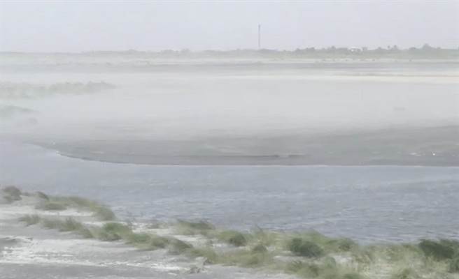 云林县沿海空品「褐爆」，第4河川局加强整治浊水溪新生裸露地。（民眾提供／张朝欣云林传真）