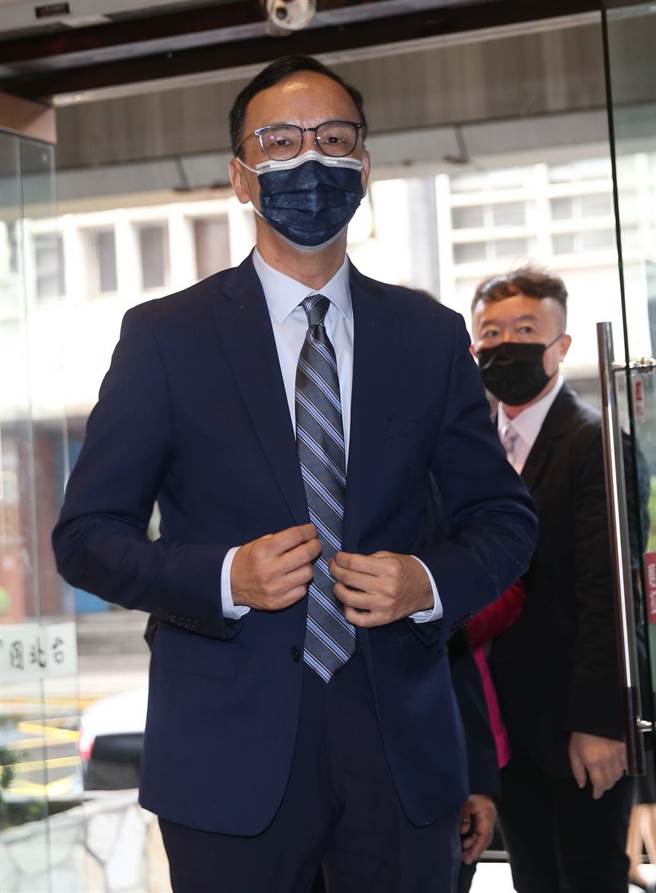 国民党主席朱立伦出席「华侨救国联合总会第69届大会」后受访指出，媒体询问对蔡英文总统中华民国72年发展歷史的看法，朱批评，这是扭曲中华民国歷史变成72年就是扭曲现状搞台独，两国论的主张是违宪，也是扭曲现状搞台独，蔡英文口口声声说维持现状，但却是在改变现状，只有国民党是坚决捍卫中华民国，维护民主自由才是维持现状，与下一代幸福与和平。（陈君玮摄）