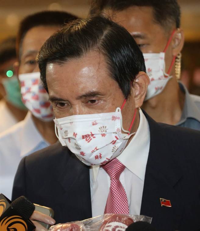 前总统马英九出席「华侨救国联合总会第69届大会」后受访，媒体询问对蔡英文总统中华民国72年发展歷史的看法，马表示他认为是违宪，违反台湾人利益，他更担心影响我方与美国的互信。（陈君玮摄）