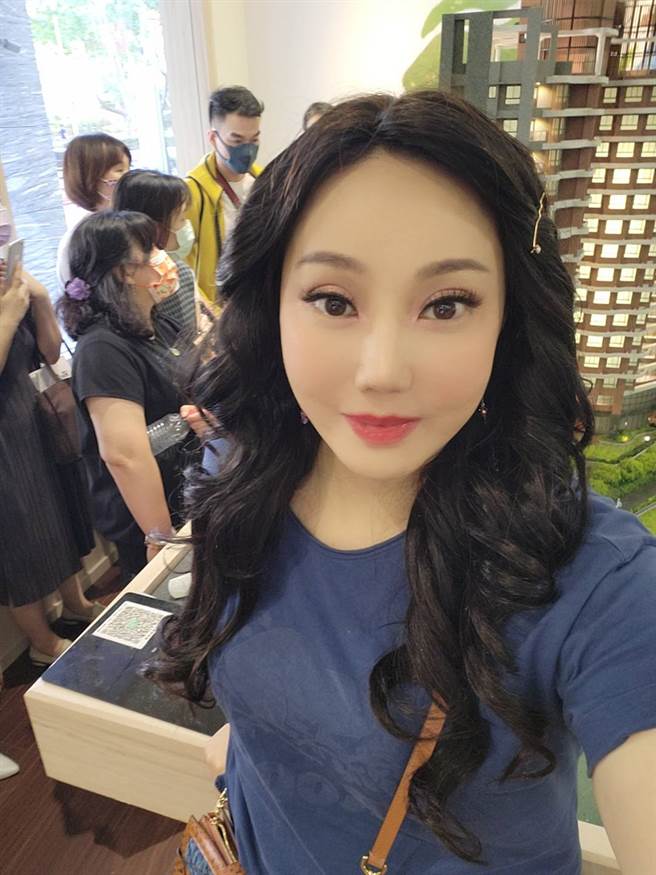 由于房价飙涨，沈嵘选择带领徒儿前进目前最便宜的轻轨淡水行政中心站。