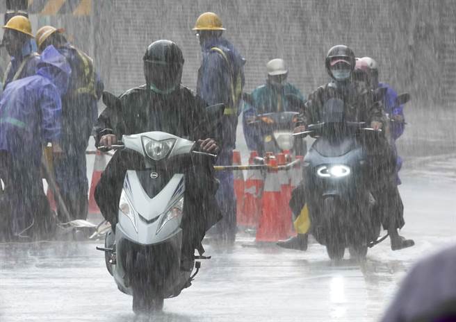 圓規颱風為台灣帶來大雨。（黃子明攝）
