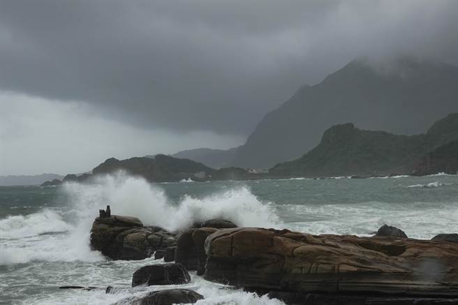 受轻度颱风「圆规」外围环流影响，宜、花、东及西部台中以北9县市12日持续降下豪大雨，基隆市望海巷渔港海堤外波涛汹涌。（黄子明摄）
