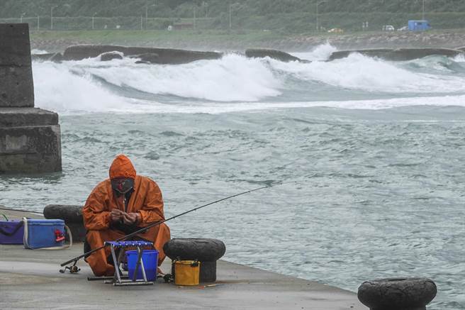 基隆市望海巷渔港海堤外波涛汹涌，钓客只能在港内垂钓。（黄子明摄）