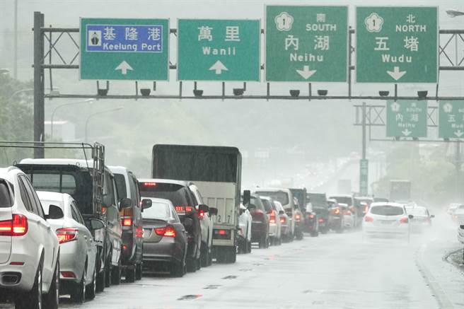 国庆连假后第一天上班日，国道北部各处进入市区交流道都发生车辆大排长龙景象。（黄子明摄）