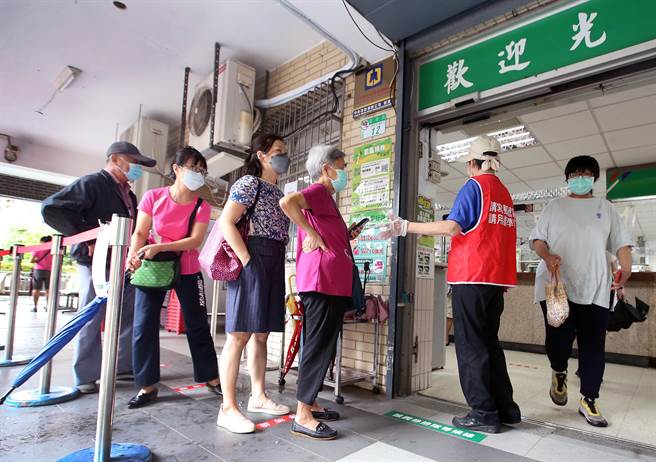 全台邮局12日起开放民眾领取纸本五倍券，民眾依照预约时间前往邮局领券。（范扬光摄）