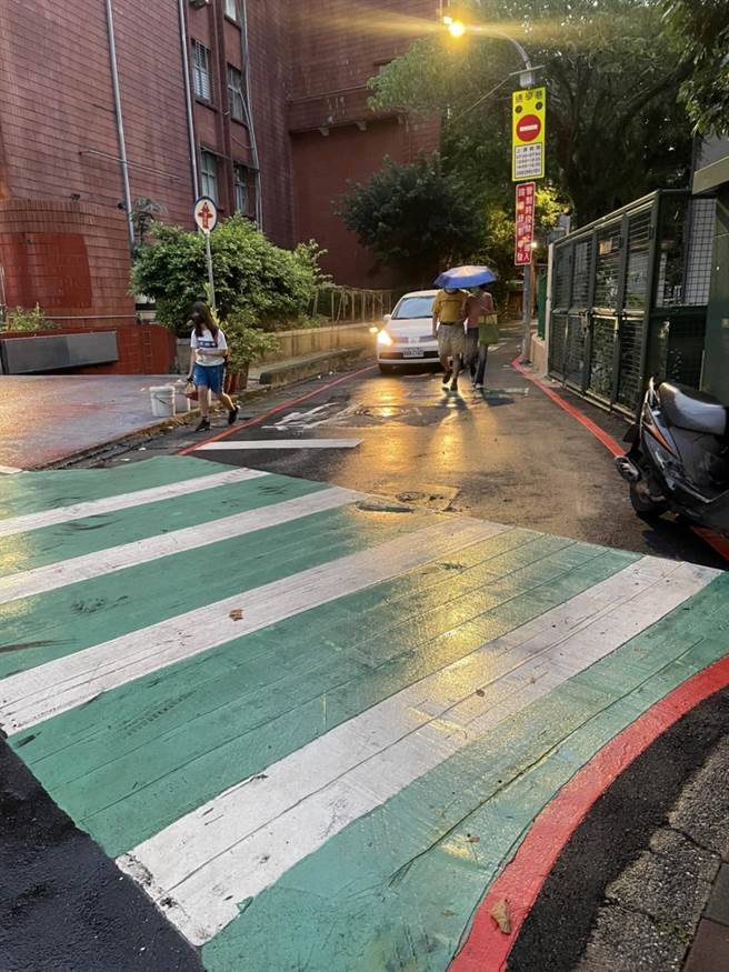 議員質疑畫行穿線就是通學巷 交通局：依照學校需求調整。（新北市議員何博文提供）