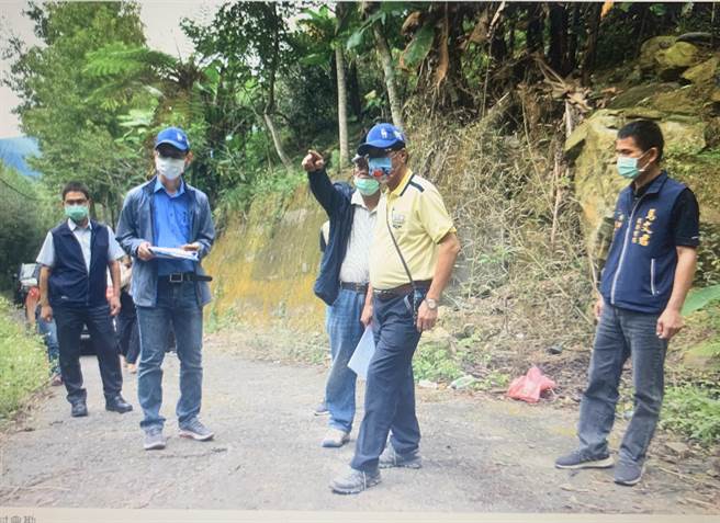 南投县长林明溱（右二），12日到信义乡会勘基层建设。（南投县政府提供／廖志晃南投传真）