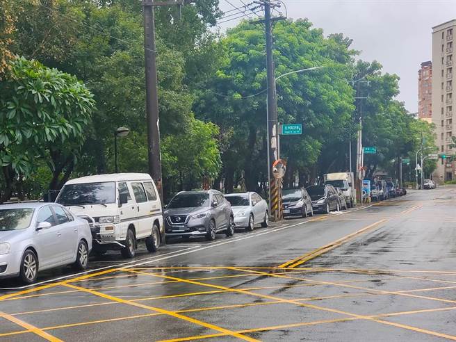 中坜莒光公园停车格遭占用交通局决议之后将收费。(吕筱蝉摄)