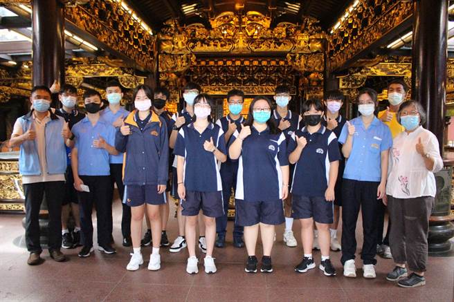 竹林中学高、职三及国三同学代表，今（12日）上午在校长及师长们的陪同下，于风雨中前往知名的中和烘炉地福德宫正殿前，齐声宣誓，为明年升学大考认真祈福。（竹林中学提供）