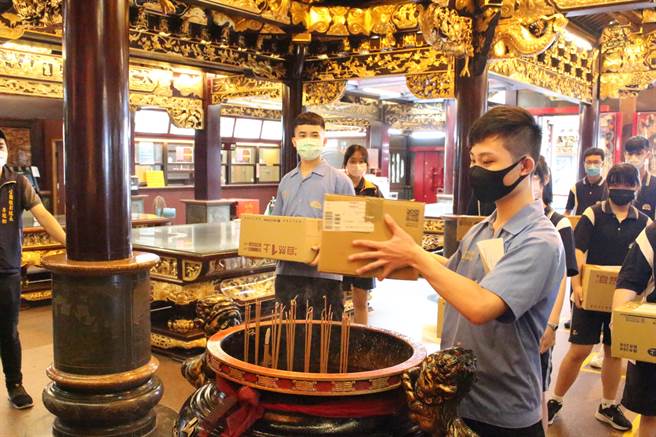 竹林中学高、职三及国三同学代表，今（12日）上午在校长及师长们的陪同下，于风雨中前往知名的中和烘炉地福德宫正殿前，齐声宣誓，为明年升学大考认真祈福。（竹林中学提供）